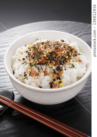 Sprinkle rice Sprinkle rice 136812916