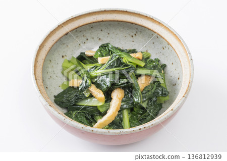 快速煨煮的乾雪菜和油炸豆腐 快速煨煮的乾雪菜和油炸豆腐 136812939