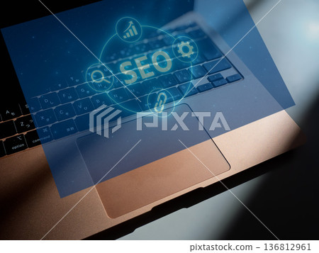 SEO措施和筆記型電腦的圖片 136812961
