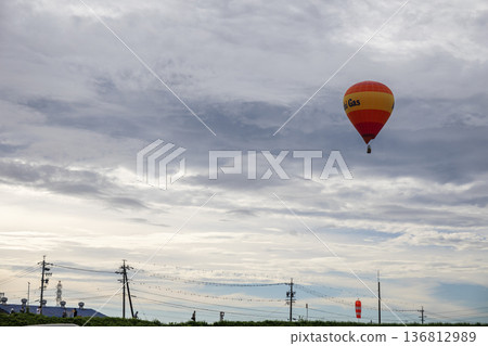氣球漂浮在秋天的天空 氣球漂浮在秋天的天空 136812989