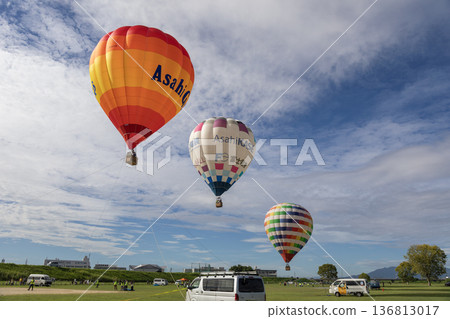 氣球漂浮在秋天的天空 氣球漂浮在秋天的天空 136813017