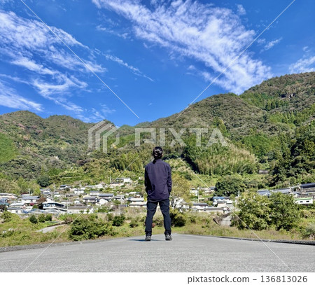 科欽的藍天和山景令人心曠神怡 科欽的藍天和山景令人心曠神怡 136813026