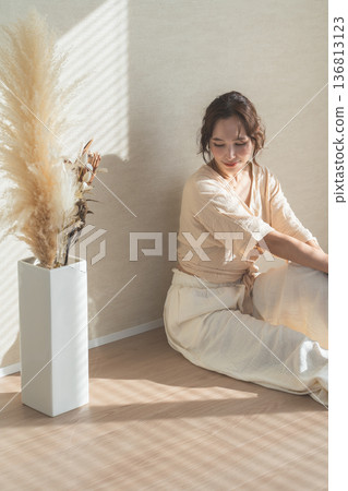夕陽西下,窗邊站著一位女士(模特兒、時尚、光線、陰影) 夕陽西下,窗邊站著一位女士(模特兒、時尚、光線、陰影) 136813123
