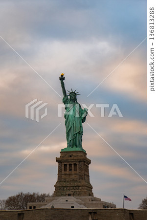 the statue of Liberty  136813288