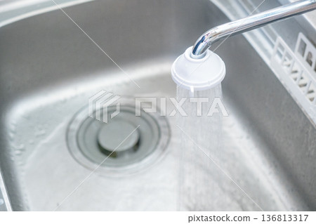 水槽和水 水槽和水 136813317