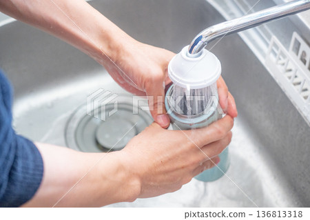 水槽和水 水槽和水 136813318