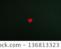 中心有心形標記 136813323