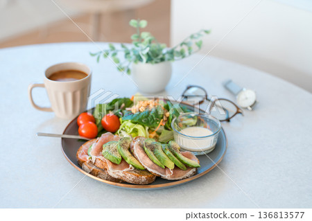 餐桌上的一盤食物 136813577