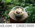 用秋季森林裡採摘的蘑菇製成的蘑菇飯 136813600