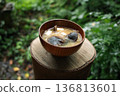 用秋林採摘的蘑菇熬煮的味噌湯 136813601