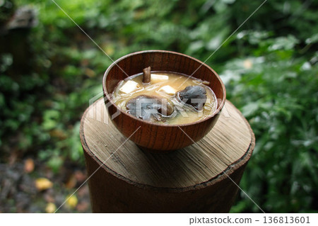 用秋林採摘的蘑菇熬煮的味噌湯 用秋林採摘的蘑菇熬煮的味噌湯 136813601