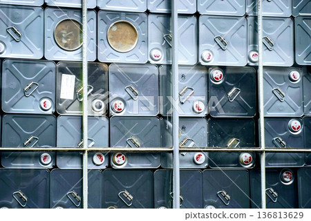 許多18公升的罐子 136813629