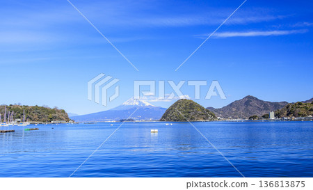 在海洋上看見的富士山 136813875