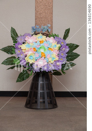 Images of wreaths and canned food at funerals Images of wreaths and canned food at funerals 136814690