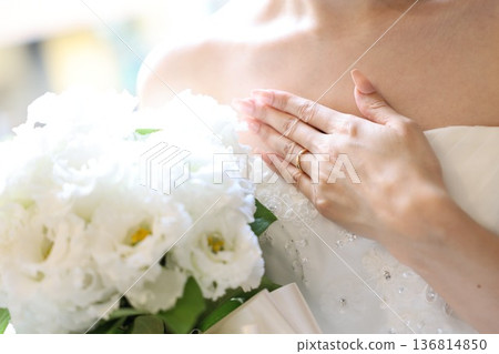 新娘步入婚禮殿堂的形像素材處女路捧花 新娘步入婚禮殿堂的形像素材處女路捧花 136814850
