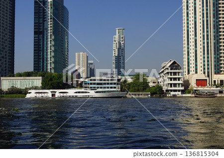 泰國曼谷湄南河沿岸的摩天大樓與遊輪 泰國曼谷湄南河沿岸的摩天大樓與遊輪 136815304