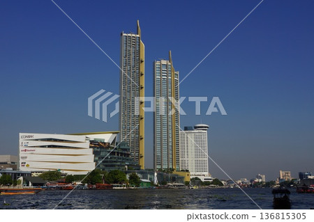 泰國曼谷湄南河沿岸的摩天大樓 136815305