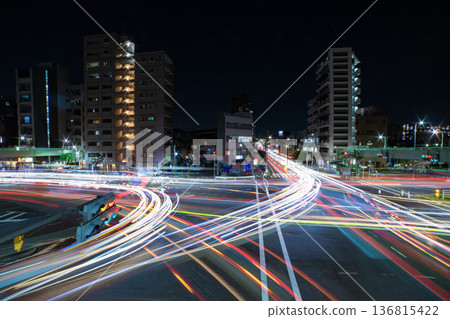 大長橋人行天橋與王子三丁目交叉口的夜間交通景象 大長橋人行天橋與王子三丁目交叉口的夜間交通景象 136815422