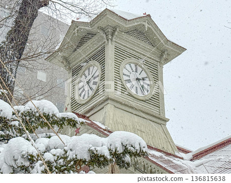 雪天的札幌鐘樓。北海道札幌市的著名旅遊景點。 136815638