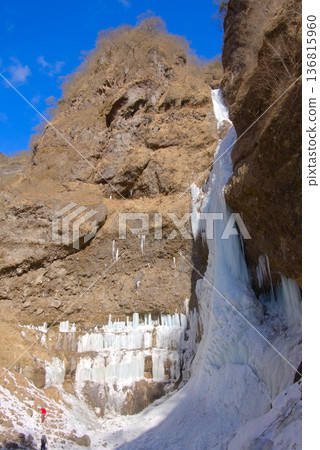 冬季，栃木縣日光市雲龍谷的雲龍瀑布冰封。 136815960