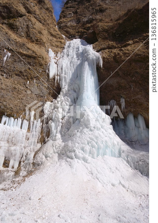 冬季，栃木縣日光市雲龍谷的雲龍瀑布冰封。 136815965