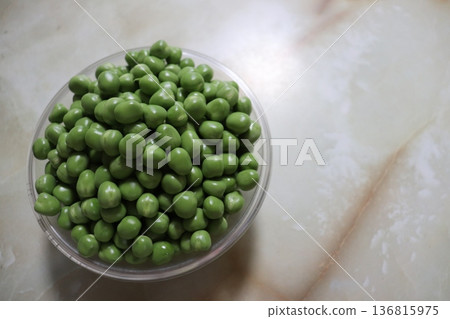 Fresh green peas Fresh green peas 136815975