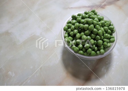 Fresh green peas Fresh green peas 136815978