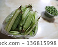 家庭花園裡的豌豆特寫 136815998