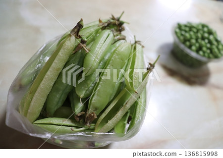家庭花園裡的豌豆特寫 家庭花園裡的豌豆特寫 136815998