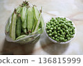 家庭花園裡的豌豆特寫 136815999