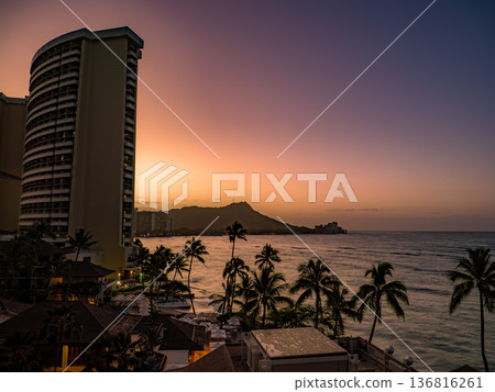 從威基基看到的日出時分的鑽石頭山 136816261