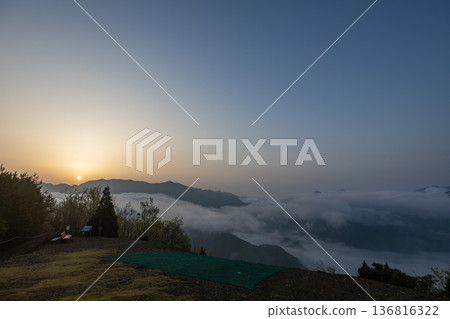 Mountains floating in a sea of clouds at dawn 136816322