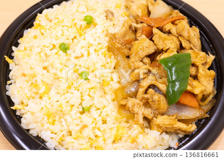 美味的中式便當炒飯和炒豬肉蔬菜 136816661