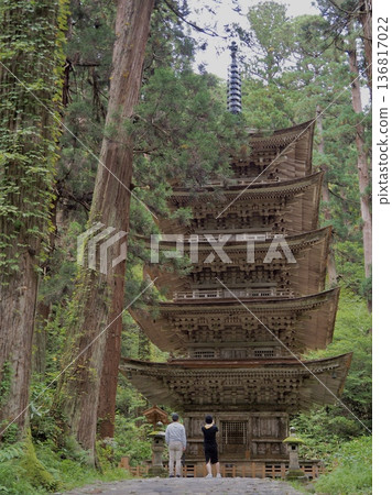 一座歷史悠久的五層寶塔，隱匿於森林之中 136817022