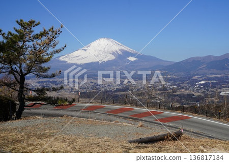 從靜岡縣駿東郡大山町的金太郎富士見線眺望富士山 從靜岡縣駿東郡大山町的金太郎富士見線眺望富士山 136817184