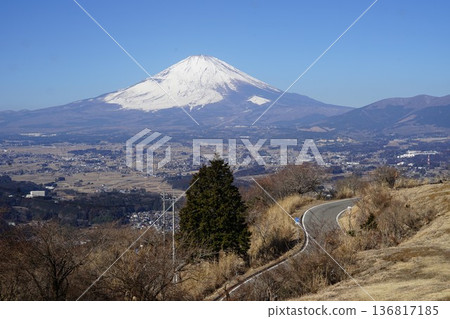 從靜岡縣駿東郡大山町誓約山公園附近眺望富士山 從靜岡縣駿東郡大山町誓約山公園附近眺望富士山 136817185
