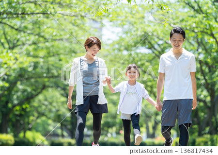家人在公園散步 136817434