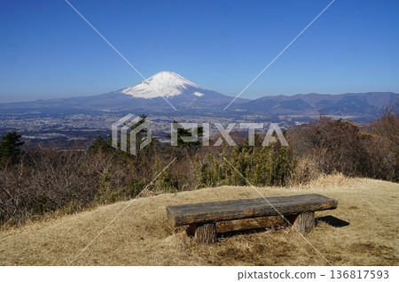 View of Mount Fuji from the ruins of Ashigara Castle in Oyama Town, Sunto District, Shizuoka Prefecture 136817593