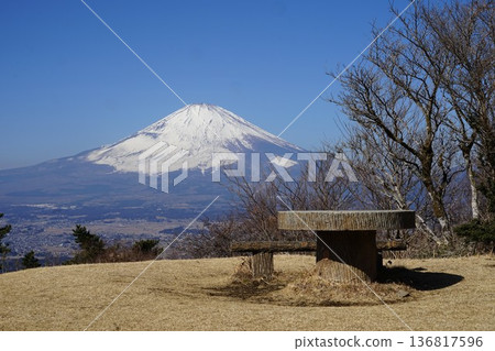 從靜岡縣駿東郡大山町足柄城遺址眺望富士山 從靜岡縣駿東郡大山町足柄城遺址眺望富士山 136817596