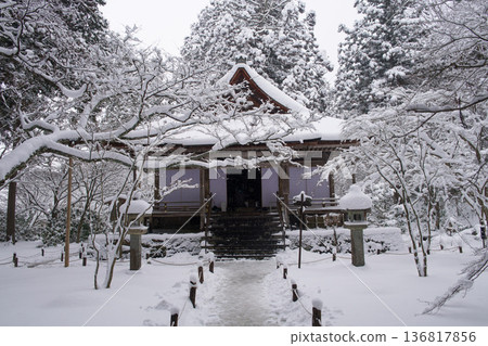 Snow scene at Sanzen-in Temple in Ohara 136817856