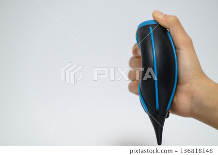 某人拿著吹風機,準備進行清潔工作。 某人拿著吹風機,準備進行清潔工作。 136818148