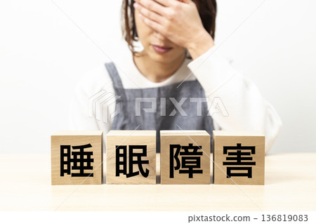 一位身穿圍裙、手持寫著「睡眠障礙」字樣牌子的女士 一位身穿圍裙、手持寫著「睡眠障礙」字樣牌子的女士 136819083