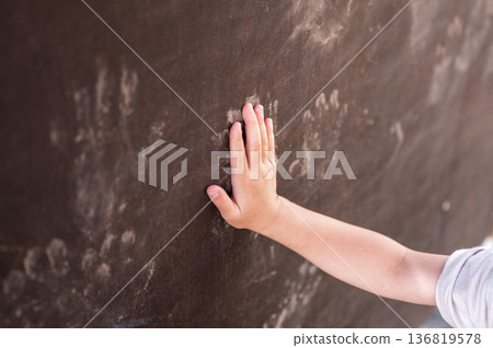 幼稚園小朋友在牆上印下沾滿泥巴的小手印 幼稚園小朋友在牆上印下沾滿泥巴的小手印 136819578
