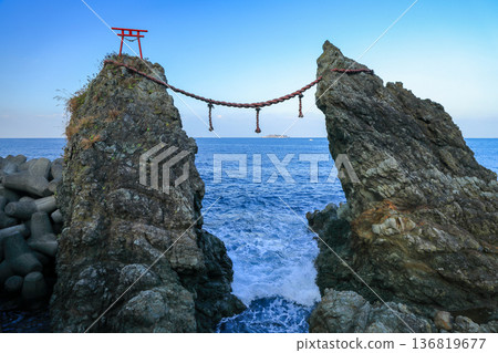 從長崎市野茂崎的母登岩眺望軍艦島 136819677