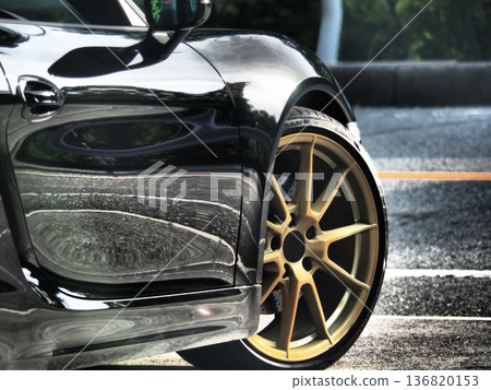 閃亮的黑色跑車輪胎 閃亮的黑色跑車輪胎 136820153