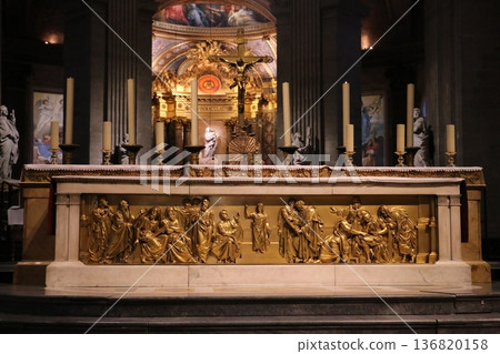 聖敘爾皮斯教堂內部,以德拉克羅瓦的畫作聞名 聖敘爾皮斯教堂內部,以德拉克羅瓦的畫作聞名 136820158