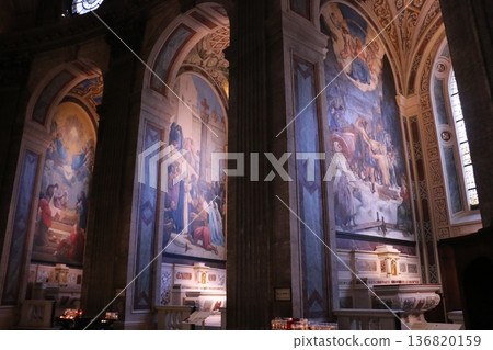 聖敘爾皮斯教堂內部,以德拉克羅瓦的畫作聞名 聖敘爾皮斯教堂內部,以德拉克羅瓦的畫作聞名 136820159