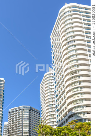 Cityscape of Yokohama Minato Mirai Skyscrapers and blue sky 136820581