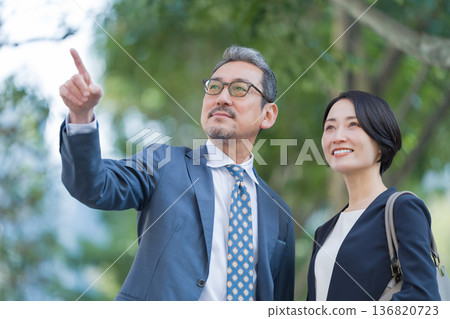 Smiling businessmen and women 136820723