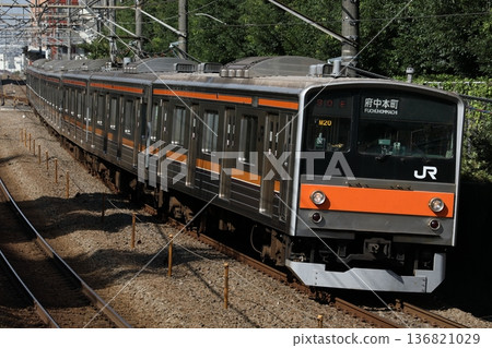 武藏野線 205 系列 M20 列車在西國分寺和北府中之間運行 武藏野線 205 系列 M20 列車在西國分寺和北府中之間運行 136821029
